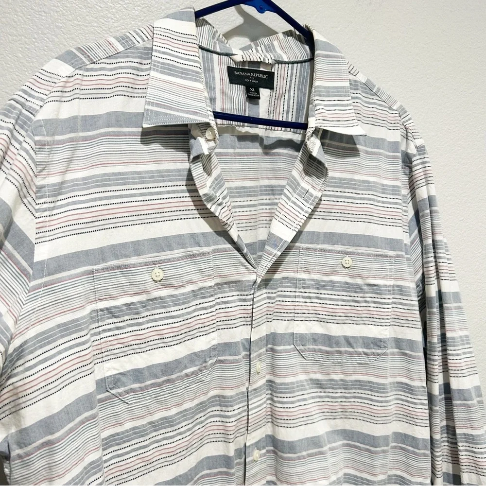 Banana Republic thin stripe soft wash button down men’s shirt